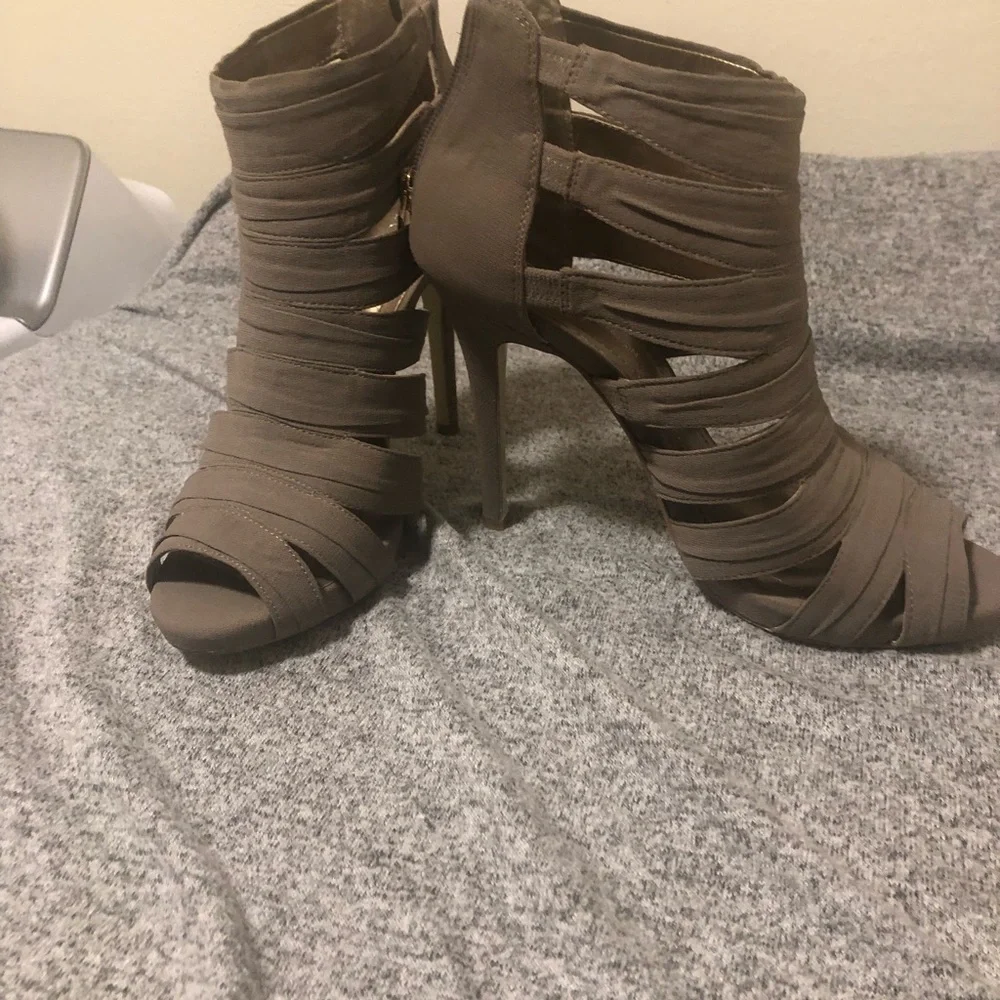 Tan heels - Picture 3 of 4